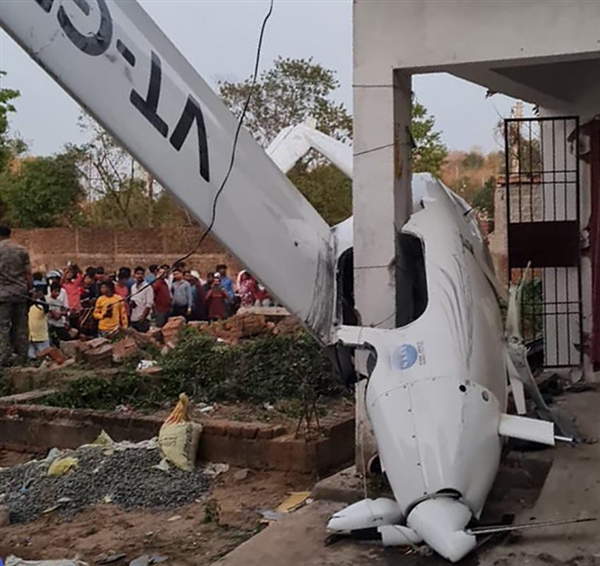 印度一小型飞机升空几分钟后惨烈坠毁 现场一片狼藉：两人重伤